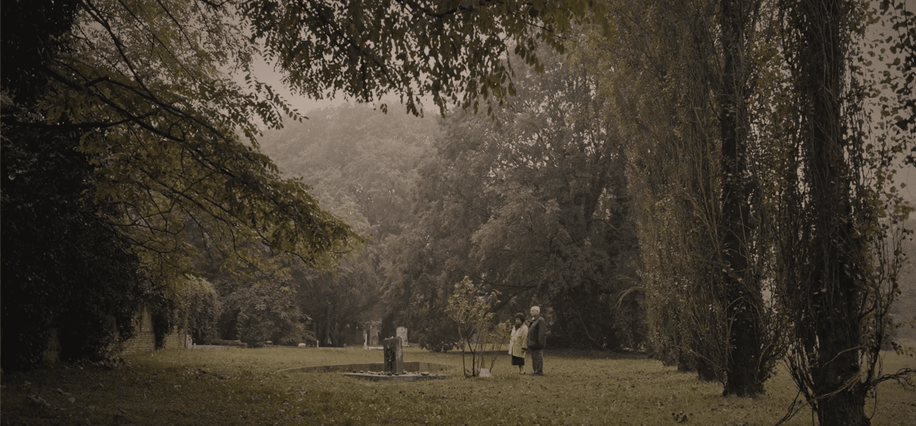 Paola e Enrico Bassani visitano la tomba del padre Giorgio Bassani al Cimitero Ebraico di Ferrara 5 - IN GRAN SEGRETO - (C) Civetta Movie.png
