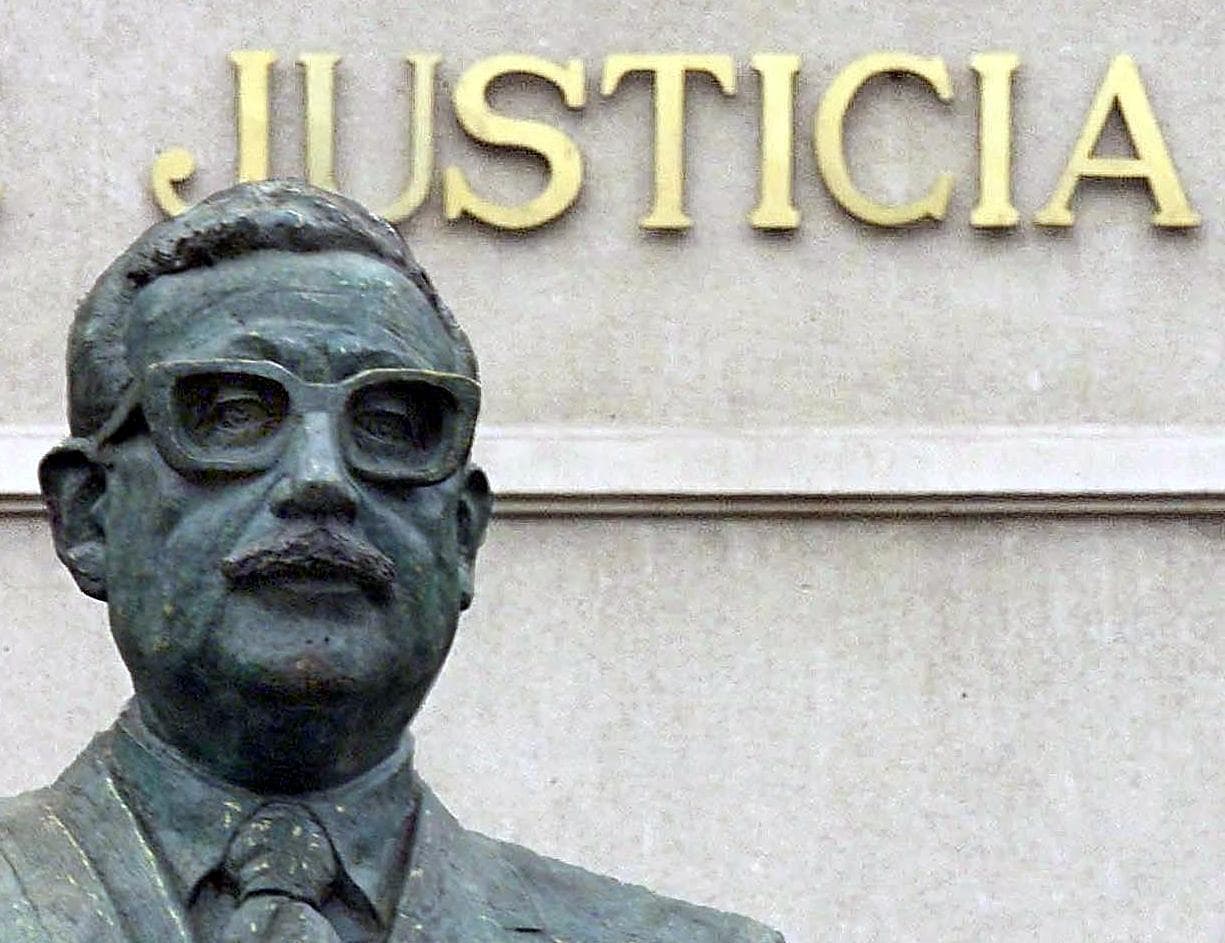 La statua di Allende davanti alla Moneda